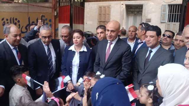 وزير التعليم يتفقد مدارس سوهاج في أول أيام الدراسة.. ويوجه رسالة أمل للطلاب