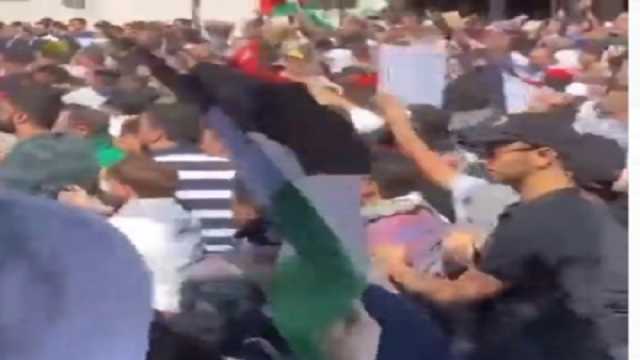 متظاهرون يحاصرون سفارة إسرائيل في عمان احتجاجا على قصف مستشفى المعمداني