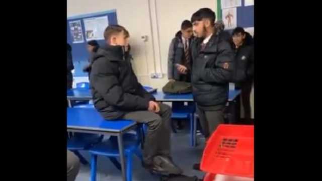 مسلم يلقن صديقه البريطاني الشهادة في إحدى مدارس لندن (فيديو)