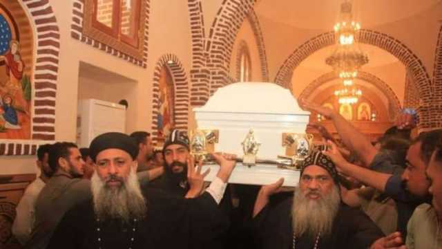 أقباط الأقصر وقنا يشيعون جثمان الراهب القمص إبراهيم الرزيقي