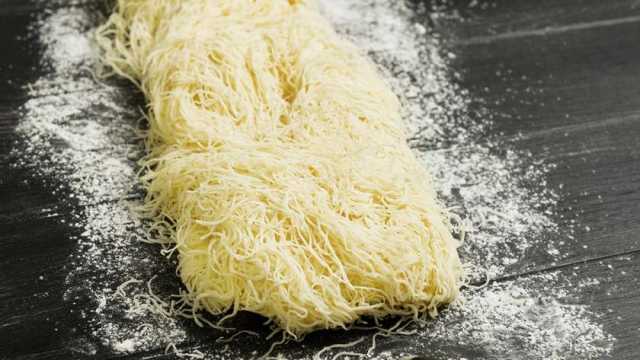 طريقة عمل الكنافة البلدي بـ3 مكونات فقط.. «هيطلع لونها دهبي زي المحلات»