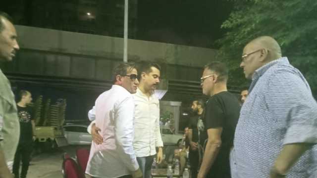 المئات يتجمعون أمام منزل أحمد شيبة لتقديم العزاء في والدته.. لم ينتظروا الصباح