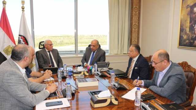 وزير قطاع الأعمال العام يبحث مع محافظ بورسعيد الفرص الاستثمارية لتنمية المحافظة