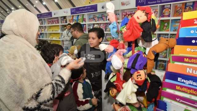 إقبال شديد على ركن الطفل بمعرض القاهرة الدولي للكتاب (فيديو)