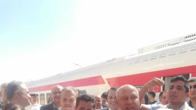 نائب رئيس الوزراء يجري حواراً مع أهالي سيناء بعد عودة تشغيل القطارات