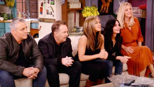 نجوم «Friends» يعلنون الحداد على ماثيو بيري: «فقدانه دمرنا»