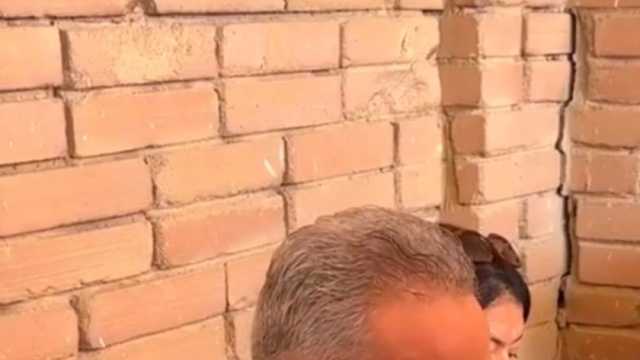 انهيار تامر أمين عقب دفن والدته (صور)