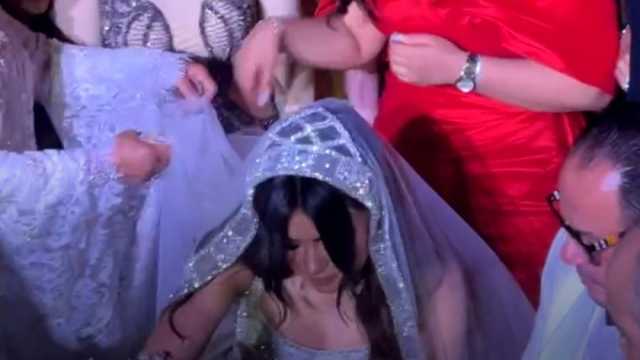 موقف مؤثر من مخرج مسلسل حق عرب تجاه والدته في عقد قرانه: «احضروا أمي» (فيديو)