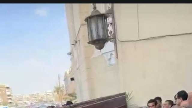 المئات يشيعون جنازة أول من وضع صور الموت على علب السجائر.. وداعا حمدي السيد