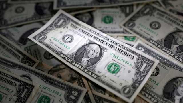 توقعات غير مبشرة للدولار عالميا.. لماذا تخشى بنوك مركزية الاحتفاظ بالعملة الأمريكية؟