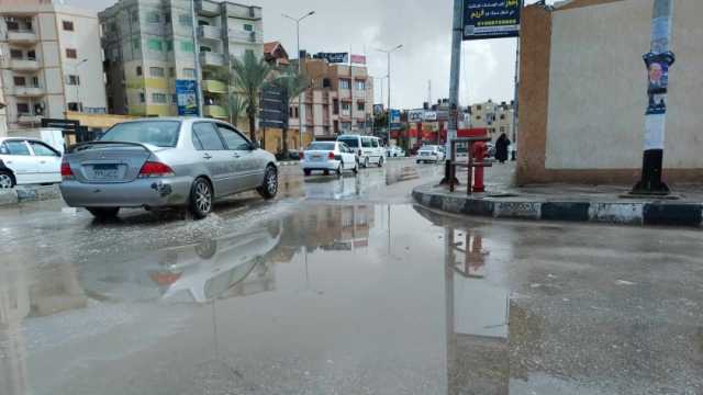 أمطار غزيرة تضرب العريش.. ومجلس المدينة يتحرك لإزالتها