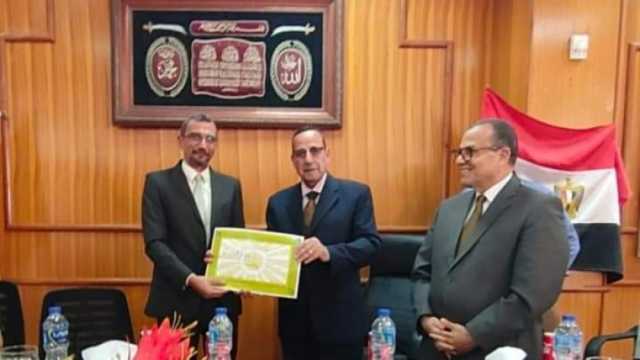 محافظ شمال سيناء يكرم وكيل وزارة الصحة السابق