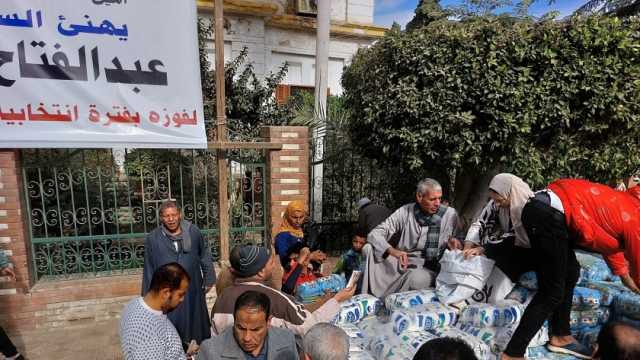 طرح كميات من السكر أمام مجلس مدينة مغاغة.. الكيلو بـ27 جنيها