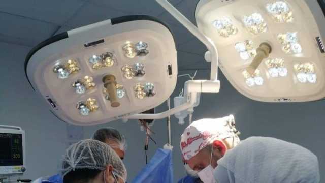 فريق طبي في «بنها الجامعي» ينقذ حياة شاب بجراحة عاجلة