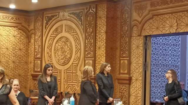 مدير مكتبة الإسكندرية ومنى الشاذلي ونادية مصطفى في عزاء والدة وزيرة الثقافة