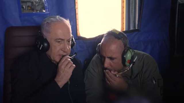 بعد مقتل جنوده بـ«نيران صديقة».. نتنياهو يتفقد قطاع غزة من طائرة (فيديو)