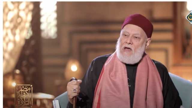 هل تجوز الصلاة خلف التليفزيون؟.. علي جمعة: لا يحقق الشروط
