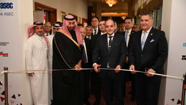 وزير التجارة والصناعة يستعرض فرص ومقومات قطاع الأسمنت المصري