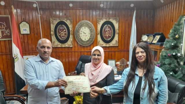 وكيل «تعليم مطروح» يكرم الطلاب المتميزين في نشاط التربية المسرحية