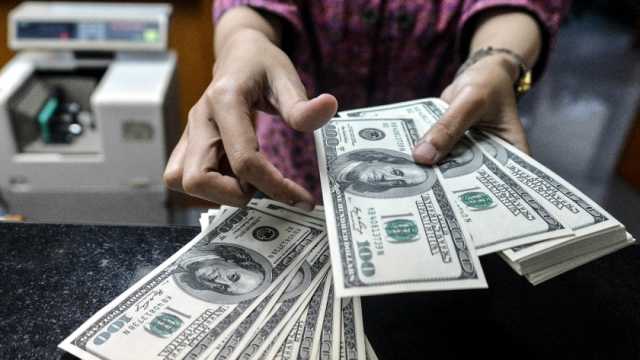 الدولار يتراجع عالميا من أعلى مستوى في 12 أسبوعا.. اعرف الأسباب
