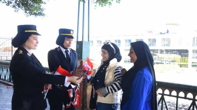 «الداخلية» تشارك المواطنين الاحتفال بعيد الشرطة في المحافظات بالورود والهدايا