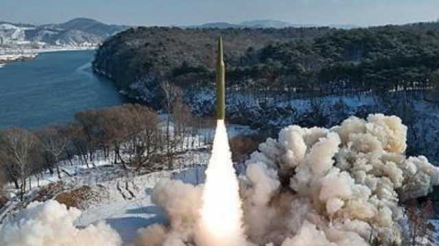 كوريا الشمالية تختبر صاروخا باليستيا تكتيكيا بتقنية توجيه جديدة