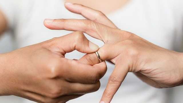 «منال» تطلب الخلع بعد 10 أيام من الزواج.. «من شهر العسل إلى محكمة الأسرة»