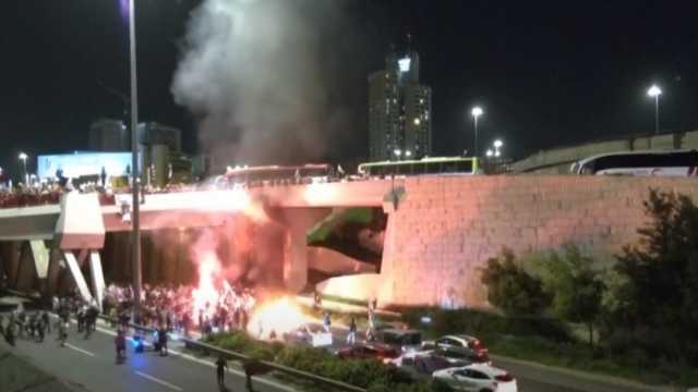 الاحتلال يعتقل متظاهرين إسرائيليين في تل أبيب ينددون بسياسات نتنياهو