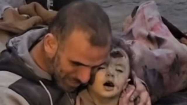 «سيلفي الوداع».. لحظات مؤثرة لفلسطيني يلتقط صورة مع طفلته بعد استشهادها (فيديو)