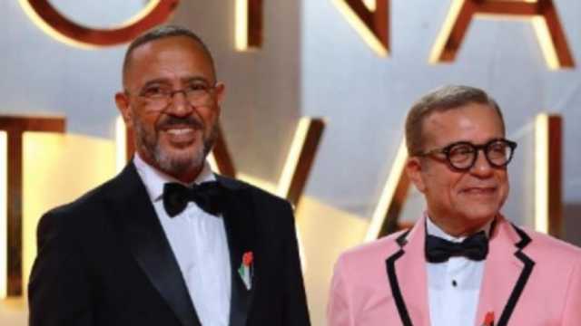 شريف منير وأشرف عبدالباقي يرتديان علم فلسطين في افتتاح مهرجان القاهرة السينمائي