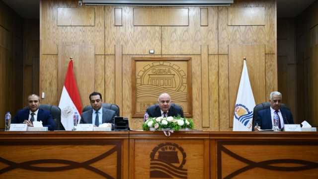 محافظ قنا يناقش قانون التصالح الجديد مع الأجهزة التنفيذية