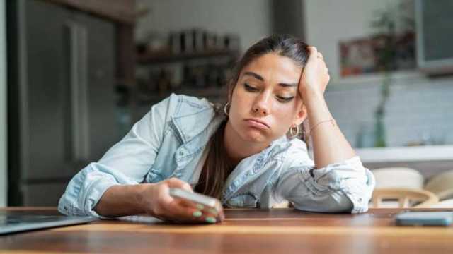 امرأة تقاضي شركتها لسبب غير متوقع.. «20 سنة بتقبض ومش بتشتغل»