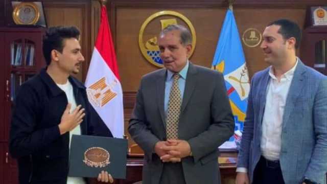 تكريم شاب ساهم في الترويج للسياحة المصرية بكفر الشيخ