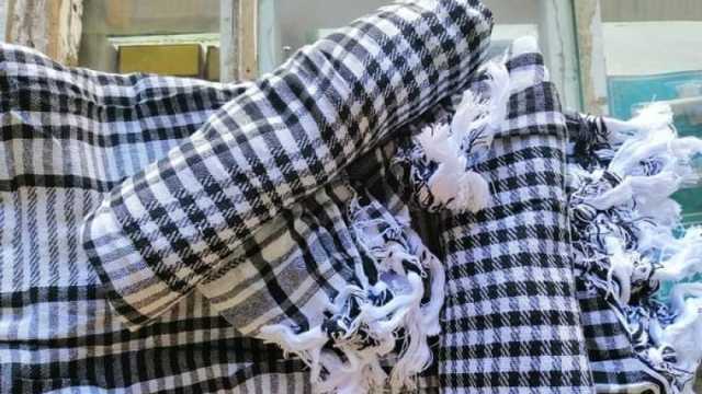 «آزاد» يدعم القضية الفلسطينة بصناعة الشال: «كلنا في ضهر إخواتنا»