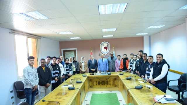 رئيس جامعة سوهاج و«حياة كريمة» يكرمان «طلاب من أجل مصر» على عملهم التطوعي