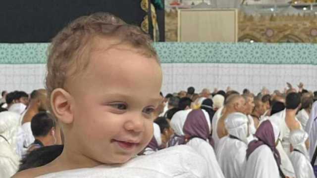 10 معلومات عن طفل ملابس الإحرام بعد وفاته.. أبكى الملايين