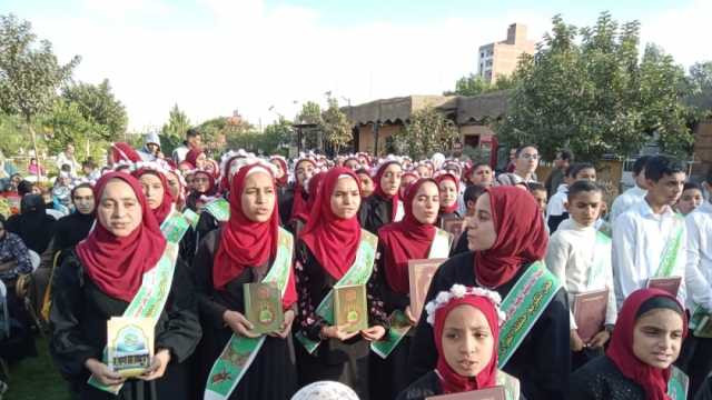 مسيرة بالمصاحف لتكريم 150 حافظا للقرآن بقرية صفانية بالمنيا.. المسك فاح