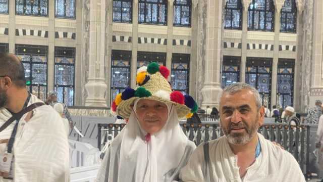 بلمسة «مهيرة».. «برنيطة» بالخوص والورد في ساحة الحرم