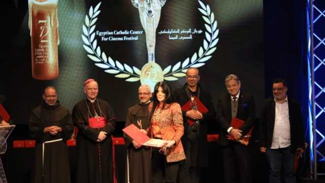 حورية فرغلي تتسلم جائزة منى زكي بالمهرجان الكاثوليكي للسينما