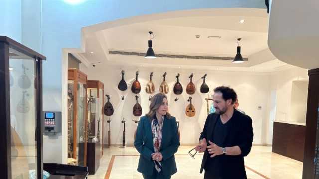 وزيرة الثقافة في زيارة لبيت العود العربي بأبو ظبي
