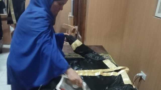 دكتورة جامعية تكوي أرواب الخريجين من ذوي الهمم: «باخد ثواب»