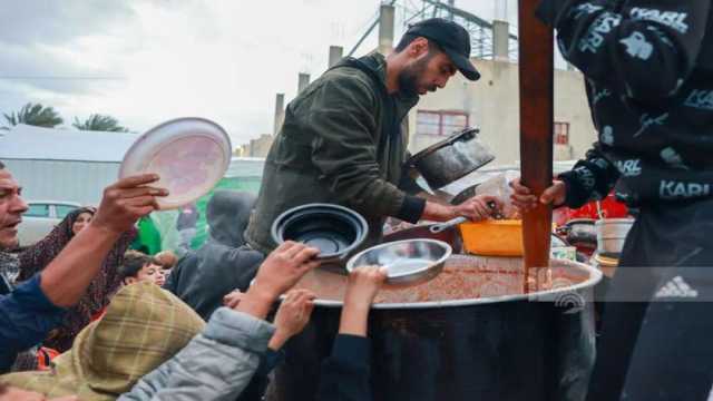 طوابير من أجل الطعام الساخن.. برودة الجو تزيد معاناة نازحي غزة في المخيمات