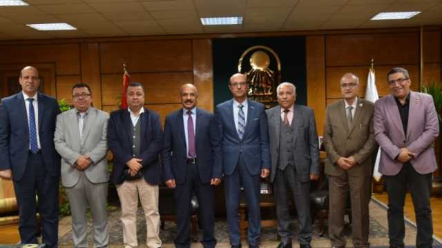 رئيس جامعة أسيوط يستقبل لجنة قطاع الآداب بالمجلس الأعلى للجامعات