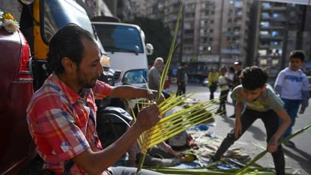 تاج وصليب وقلب.. الأقباط يتزينون بالسعف في أحد الشعانين بالإسكندرية