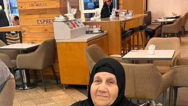 أحمد شيبة وجيرانه ينتظرون أمام مستشفى بالإسكندرية لاستلام جثمان والدته