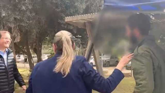 بعد 17 يوما من فقدانه في غزة.. ظهور مفاجئ لابن رئيس دولة الاحتلال (صورة)