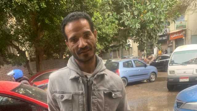 «محمد» يتحدى شلل الأطفال ببيع السبح: أعول أبنائي وبنات أخي