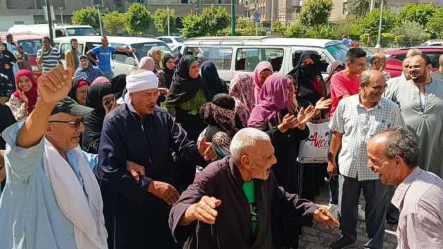 رغم الإجازة.. توافد أبناء الدقهلية على الشهر العقاري لتأييد الرئيس السيسي