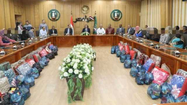 محافظ المنوفية يسلم 200 حالة مساعدات مالية وعينية بقيمة 800 ألف جنيه