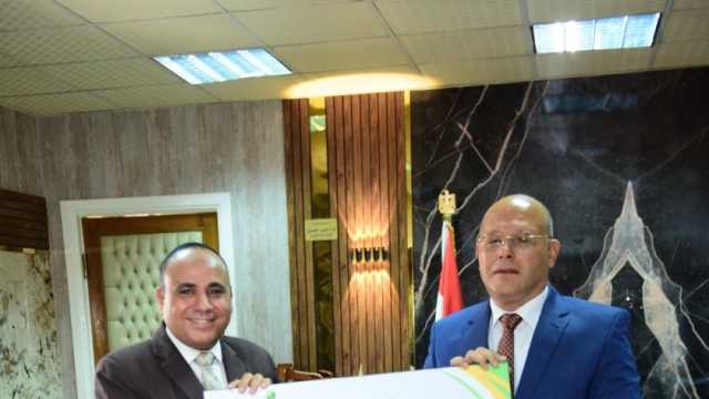 رئيس جامعة سوهاج يتسلم شهادة التصنيف الدولي للأكثر استدامة
